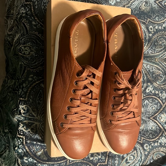 These shoes are barely worn, a really great pair. - Picture 1 of 4